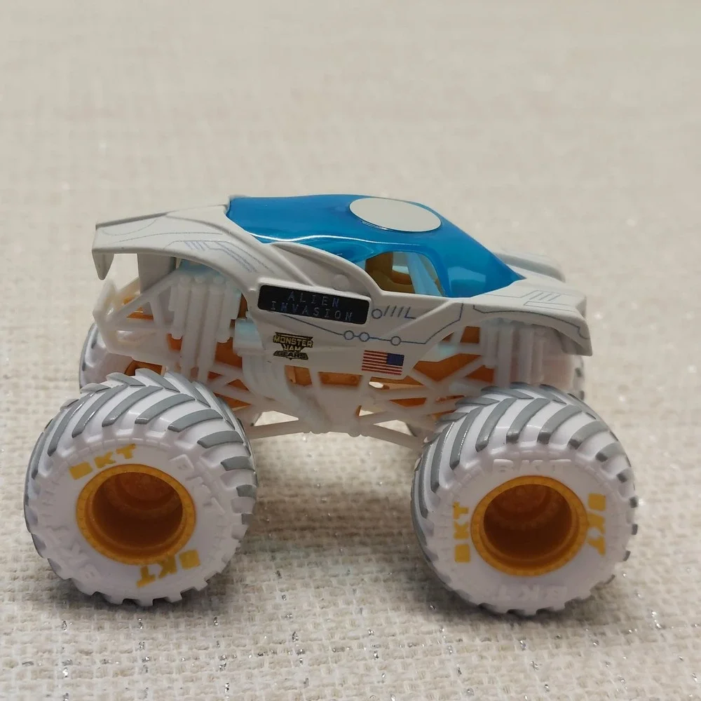 Monster Jam Alien Invasion 1:64 Monster Truck GEARS And‎ Galaxies White Walmart